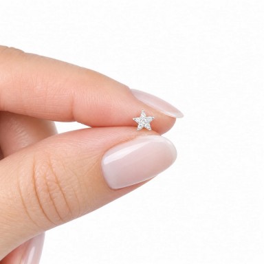 Orecchino micro stellina a punta con zirconi bianchi in argento 925 rodiato