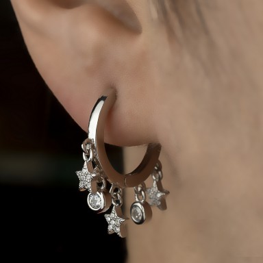 Single hoop earring with dangling stars in rhodium silver 925 with zircons