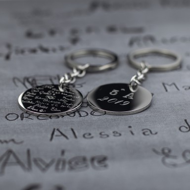 Keychain with autographed signatures in stainless steel