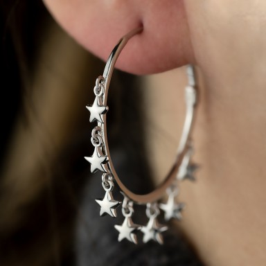 Coppia di orecchini cerchio in argento 925 rodiato con stelle pendenti