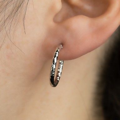 Pair of hoop earrings in 925 silver rhodium hammered 1.6 cm