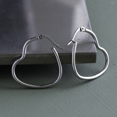 Coppia di orecchini a forma di cuore liscio in acciaio inox